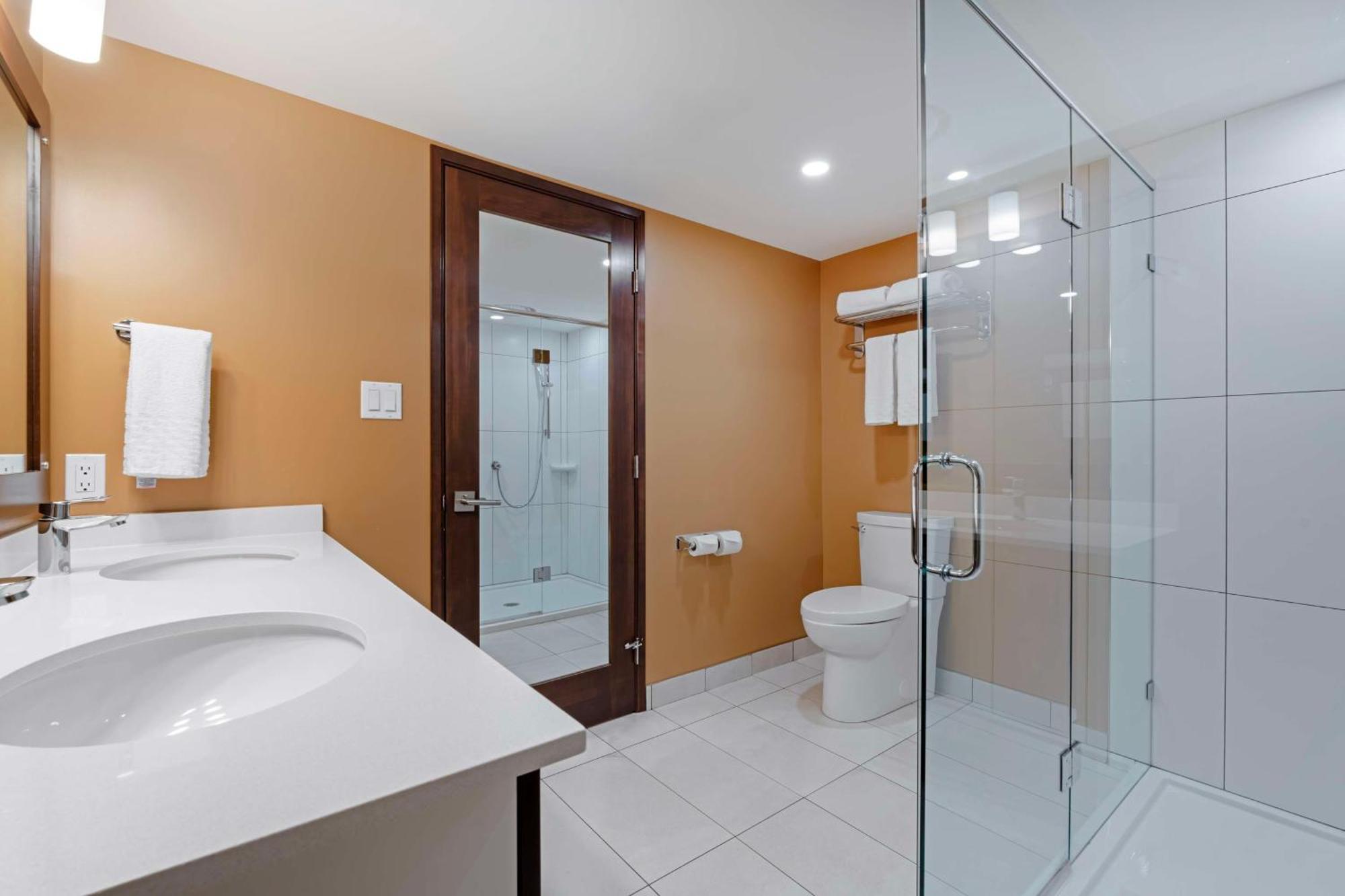 Best Western Plus Emerald Isle Hotel Sidney Buitenkant foto