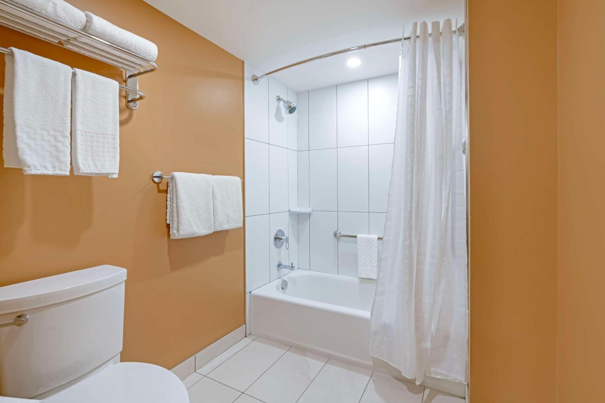 Best Western Plus Emerald Isle Hotel Sidney Buitenkant foto