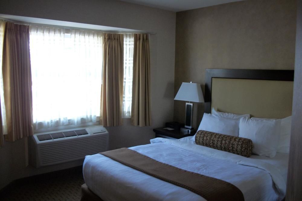 Best Western Plus Emerald Isle Hotel Sidney Buitenkant foto